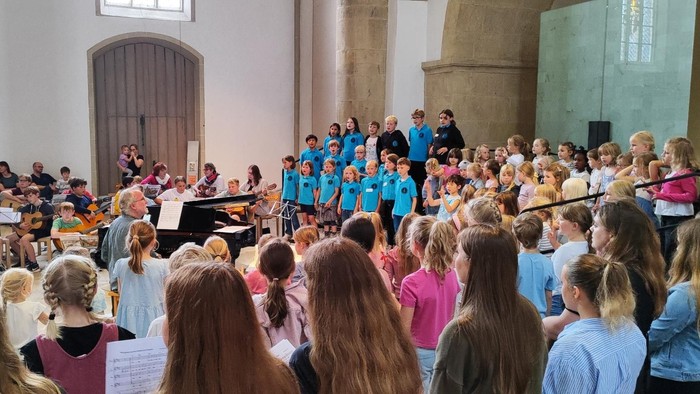 Ein Bild aus der voll besetzten Christuskirche mit dem Kinderchor.