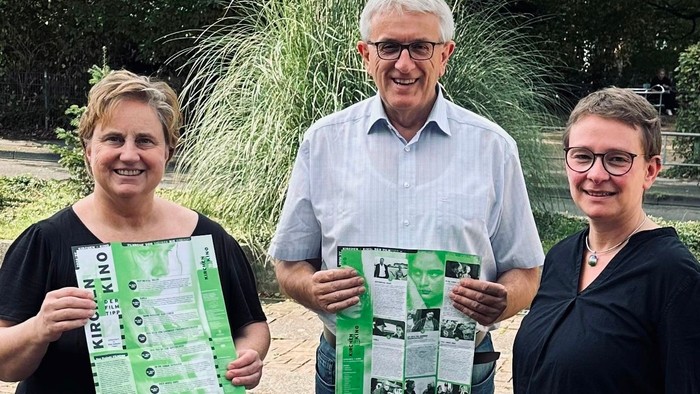 Freuen sich auf den Start von Kirchen und Kino (von links nach rechts): Pfarrerin Christine Kress (Ev. Kirchenkreis Hagen), Gerhard Steger (Kath. Dekanat Hagen-Witten) und Pfarrerin Katharina Eßer (Ev.-Luth. Stadtkirchengemeinde). Auf dem Bild fehlt Pfarr