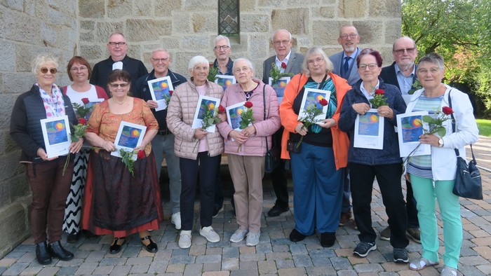 Hier sieht man die 13 Jubilare mit Pfarrer Jörg Zweihoff vor der Johanneskirche.
