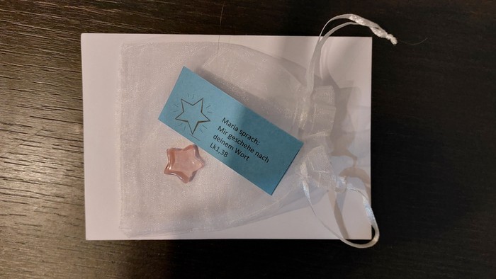 Verpackte chirurgische Maske mit blauem Etikett, das Größe und Gebrauchsanweisungen auf Deutsch angibt.