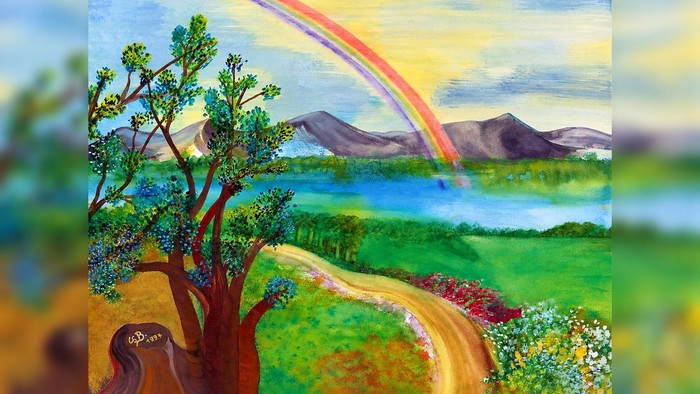 Lebendige Landschaft mit einem Regenbogen über üppigem Grün, gewundenem Pfad und fernen Bergen.