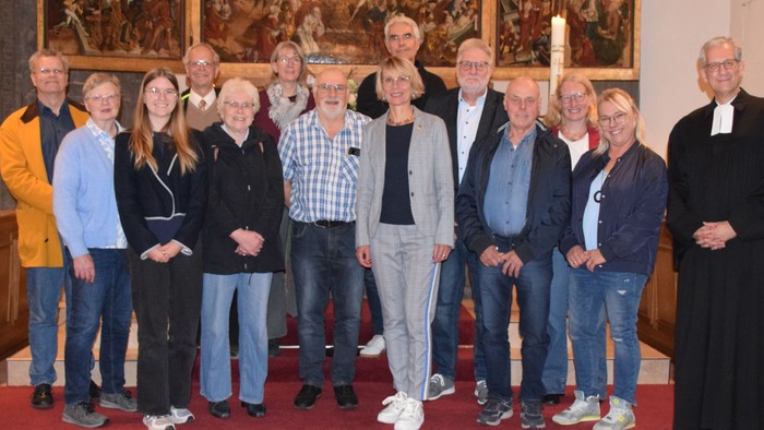 Foto vom Wahlgottesdienst Frau Lahann mit den PresbyterInnen vor dem Altar der Georgskirche