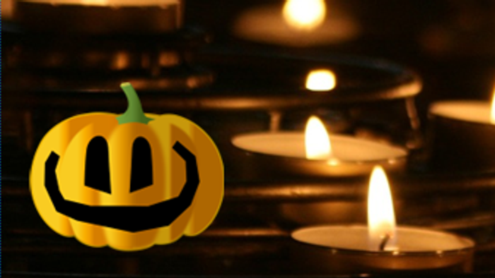 En halloweenlyst med en glade pumpke og flere lysende lygter