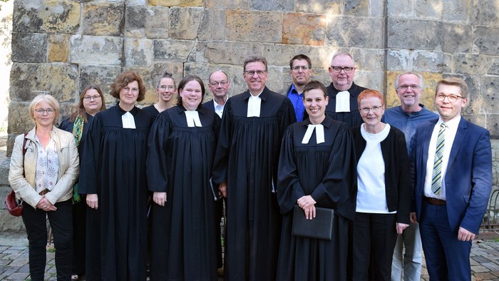 Zu sehen als Gruppenbild alle Aktiven des Einführungsgottesdienstes vor der Christuskirche.