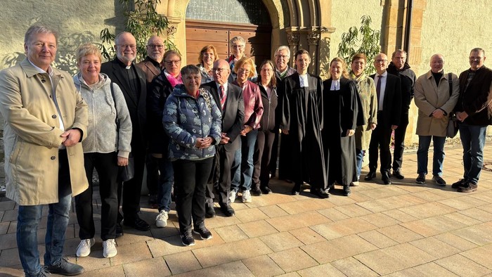 Das Bild zeigt das Presbyterium sowie Visitationsteam