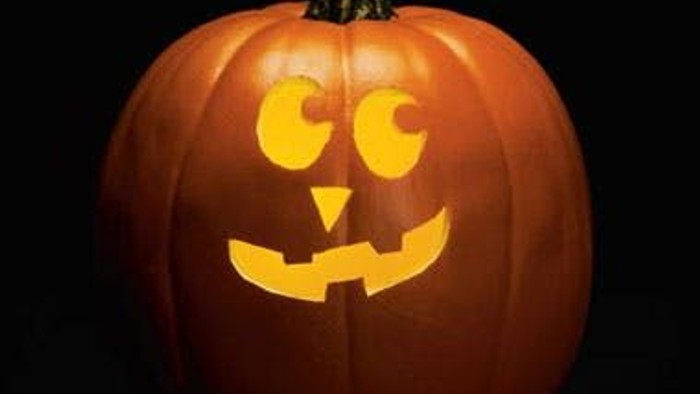 En glødende halloween-tåge med en skaldet ansigt.