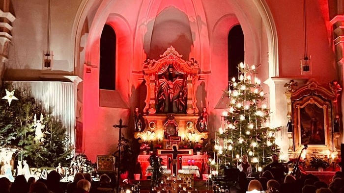 Taize Andacht am 02.01.2027 eum 19:30 Uhr in Hainzell. Zu sehen sind Viki und Lukas mit Klavier und Kontrabass, sowie der Innenraum schön ausgeleuchtet in der Hainzeller Kirche.