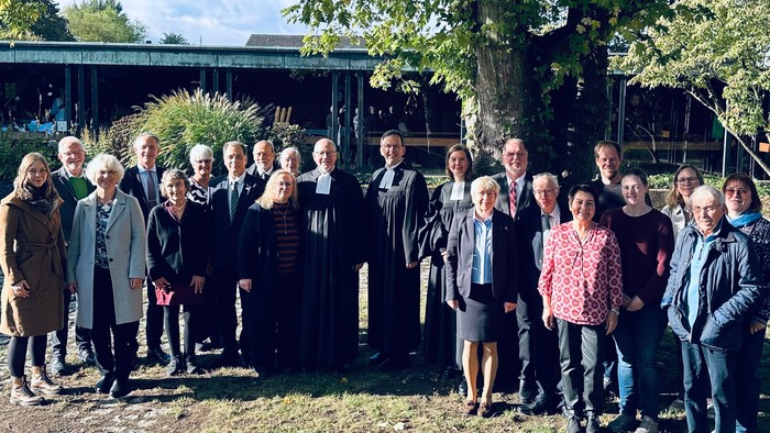 Pfarrer Andreas Koch (11. von links) ist von Superintendent Henning Waskönig (rechts neben Koch) in einem Gottesdienst in der Matthäuskirche in den Ruhestand verabschiedet worden. Mit auf dem Bild sind neben seiner Nachfolgerin Pfarrerin Maria Hinsenkamp 