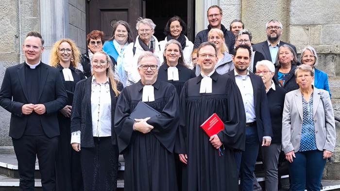 Pfarrer Jürgen Schäfer (vorne links) ist von Superintendent Henning Waskönig (vorne rechts) in einem Gottesdienst in der Hasper Kirche in den Ruhestand verabschiedet worden.