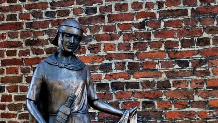 Eine Bronzestatue, die zeigt, wie der heilige Martin seinen Mantel mit dem Bettler teilt.