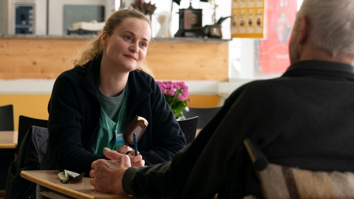 kvinde i samtale med plejehjemsbeboer - fra fiælmen