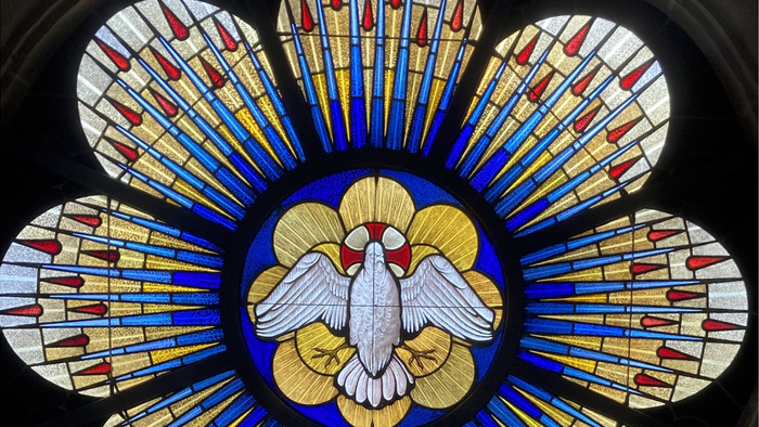 Rosettenfenster der Abdinghofkirche mit der Taube als Symbol des Heiligen Geistes