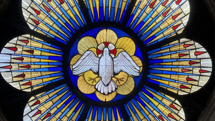Rosettenfenster der Abdinghofkirche mit der Taube als Symbol des Heiligen Geistes