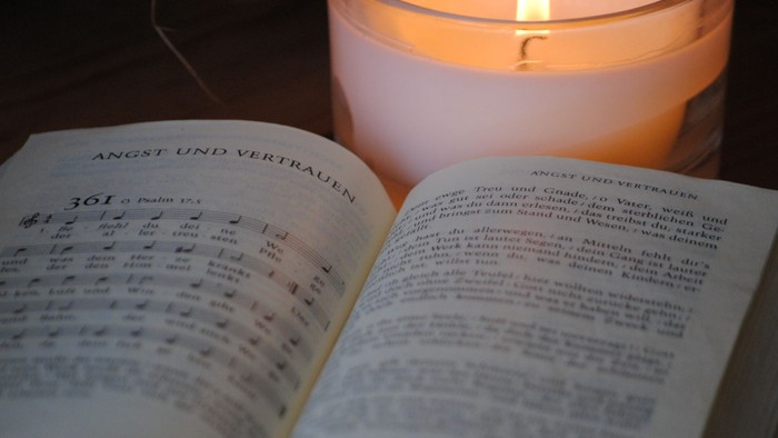 Offenes Buch mit brennender Kerze, Seite mit Psalm 36