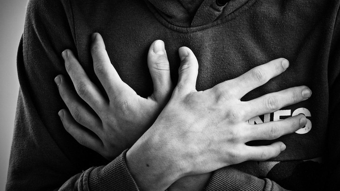 Teenager mit verschränkten Händen vor seiner Brust