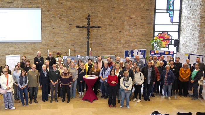 Die Paul-Gerhardt-Kirche bot gerade genügend Platz für alle Teilenehmenden aus dem Workshop. 