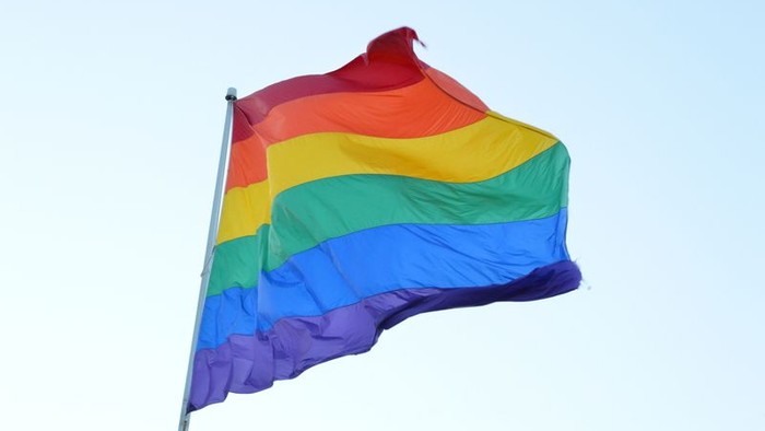 Bunte Flagge im Wind