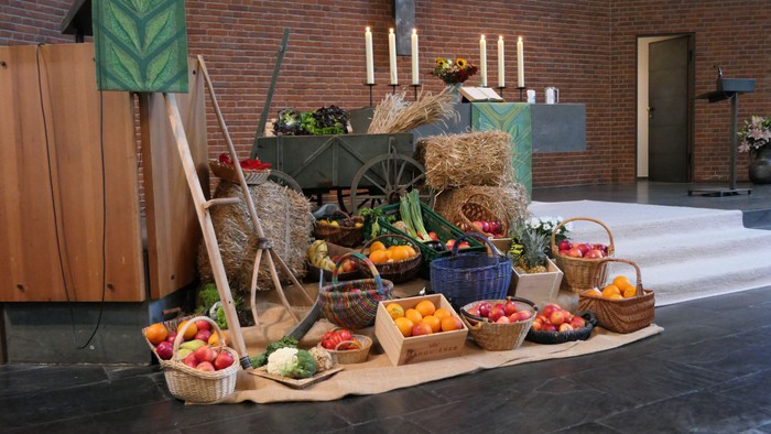 Erntedank-Gaben vor dem Altar in der Jesus-Christus-Kirche