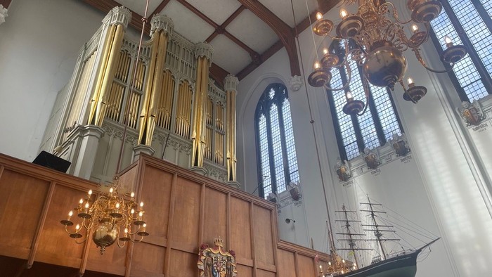 Bygning med orgel, køler og skibsmodel