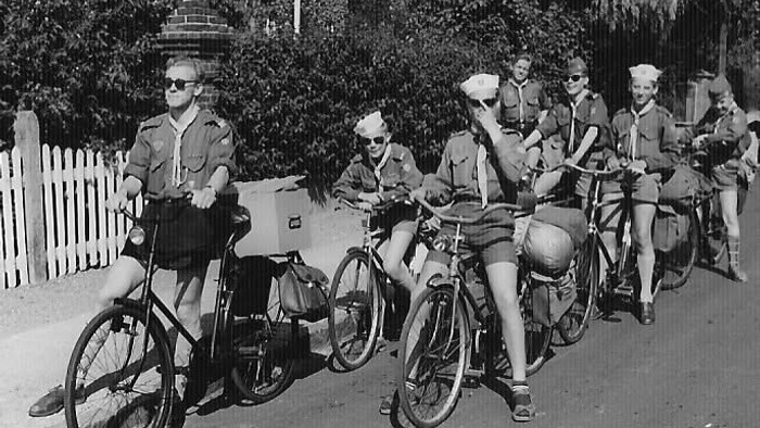 En flok FDF'er sadler op på cykel og er klar til afgang.