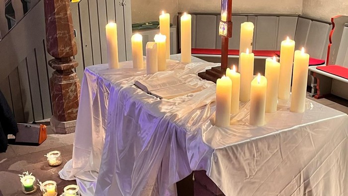 Altar mit vielen Kerzen
