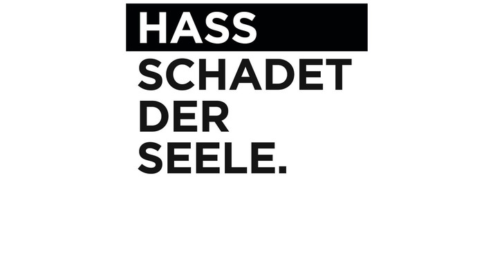 Das Bild zeigt den Satz „Hass schadet der Seele.“ in schwarzer Schrift auf weißem Hintergrund.