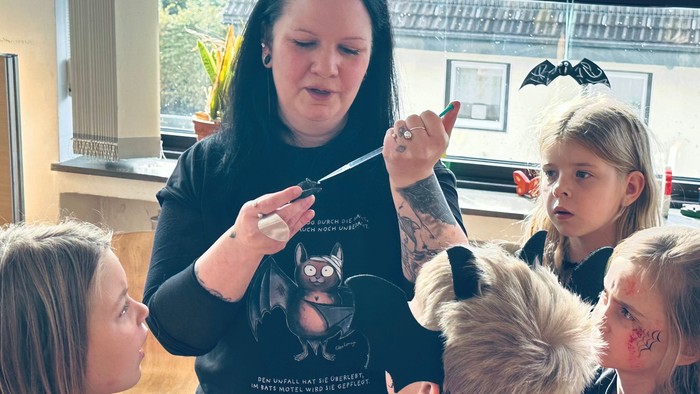 Mit Hilfe eines Modells zeigt Daniela Kumbein den Kindern, wie man eine Fledermaus mit Wasser versorgt.