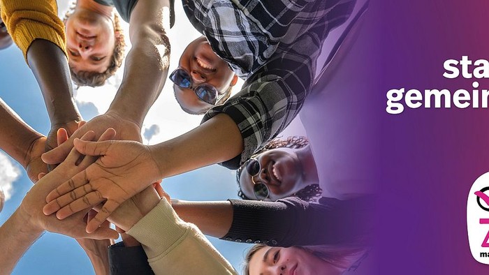 Eine Gruppe von Menschen, die mit einer Handgeste ein starkes Team bilden, mit einem Text, der Gemeinschaftsstärke und Unterstützung fördert.