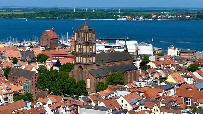 Die Stadt mit einem großen Kirchengebäude und Blick auf den Hafen
