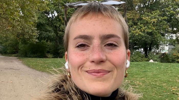 Laura Bauer mit hochegeschobener Brille lächelt in die Kamera.