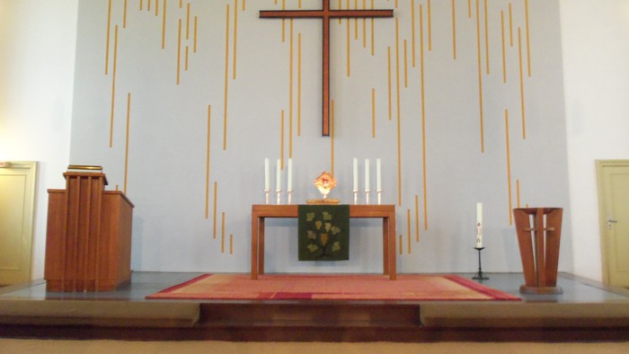 Die Kirche mit einem Altar, Kreuz und Kerzenleuchtern