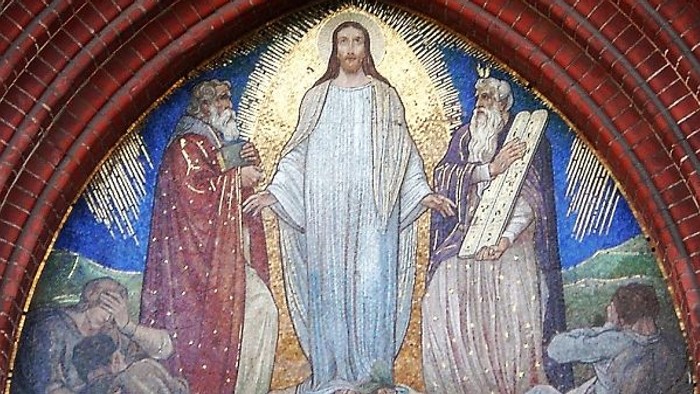 Das Mosaik zeigt eine religiöse Szene mit Jesus und Heiligen.