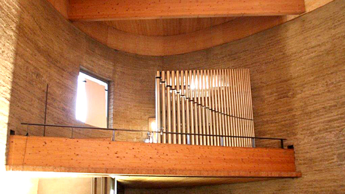 Orgel in Kirchenraum aus Holz und Stein