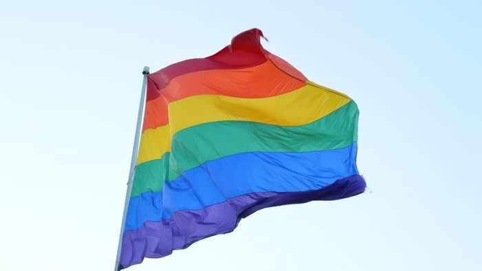 Bunte Flagge im Wind