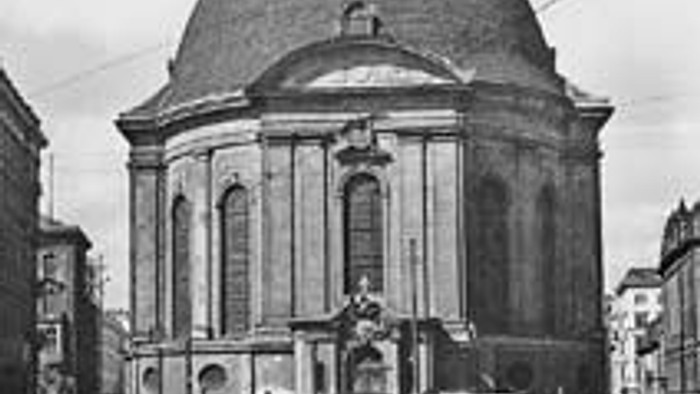 Historische Kirche mit Kuppel und Kreuz in Stadtmitte.