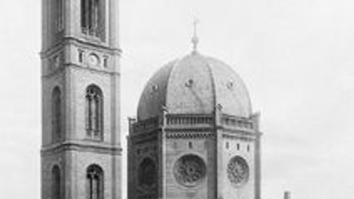 Das Bild zeigt eine historische Kirche mit Kuppel und zwei Türmen.