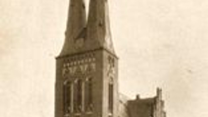 Das Bild zeigt eine große Kirche mit zwei hohen Türmen.