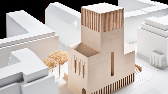 Modell einer Stadtlandschaft mit Holzgebäude und Miniaturbaum