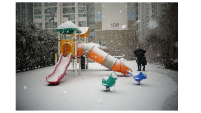 Flugblatt zur Förderung eines Indoor-Winterspielplatzes für Kinder, das Unterstützung durch ehrenamtliche Helfer aus der Gemeinde sucht.