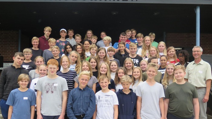 En stor gruppe af elever og lærere står sammen udenfor Jakobskirken