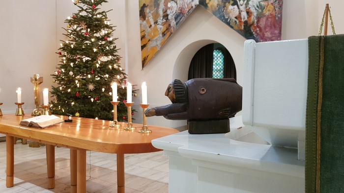 Weihnachtsdekoration in Kirche mit Kerzen und Christbaum