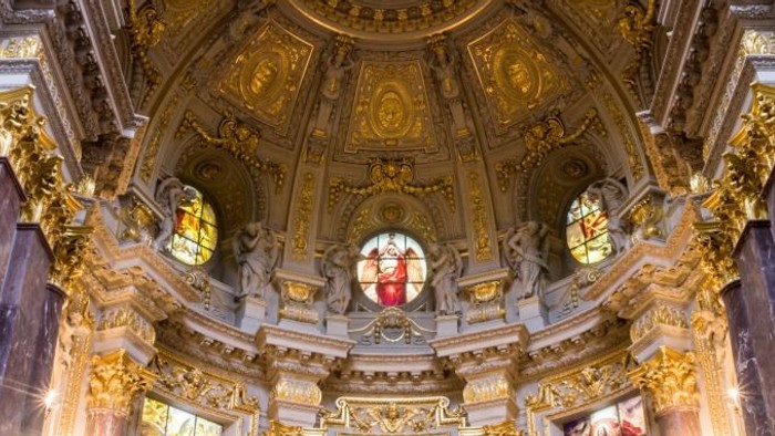 Prachtvolle Kircheninneraum mit goldenen Verzierungen und großen Fenstern