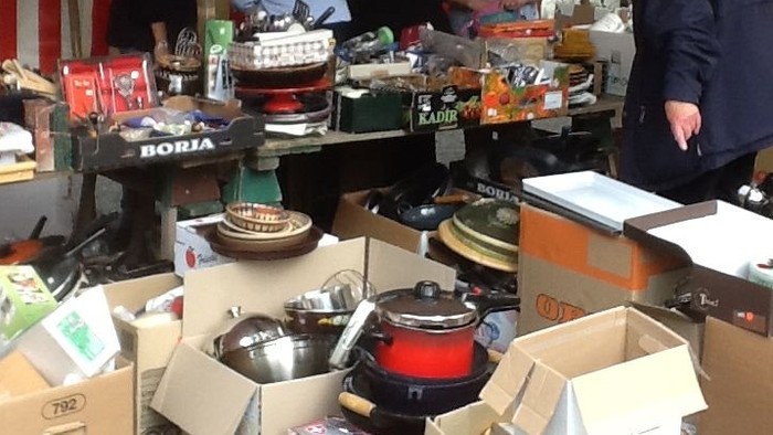 Marktstand mit Küchenartikeln und Haushaltswaren