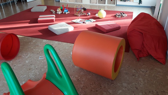 Ein Kinderzimmer mit Spielzeugen und bunten Möbeln