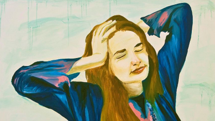 Ausdrucksstarkes Ölgemälde einer Frau mit langen Haaren, die eine blaue Jacke trägt und nachdenklich und entspannt wirkt.
