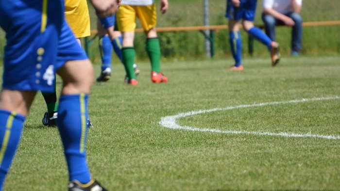 Fußballspieler auf grünem Feld im Lauf