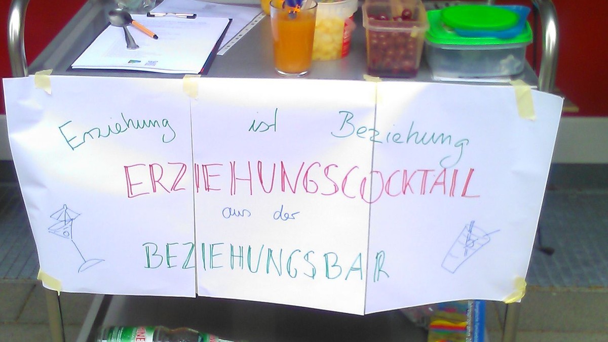 Erziehungscocktail an der Beziehungsbar