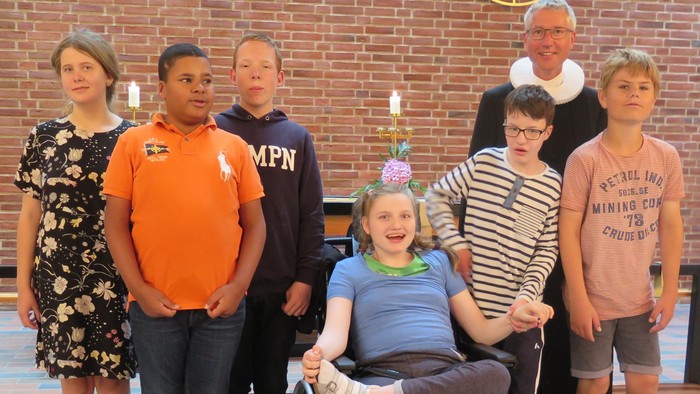 En gruppe af mennesker samlet til et festligt arrangement.
