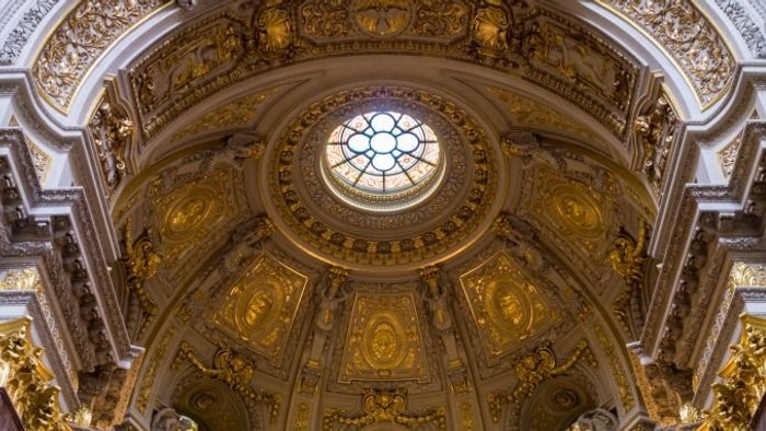 Prachtvolle Kircheninneraum mit goldenen Verzierungen und großen Fenstern