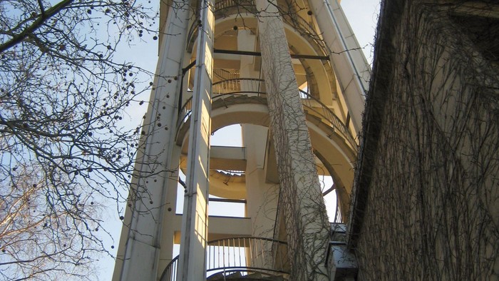 Das Bild zeigt einen hohen, alten Turm mit Balkonen und Fensterläden.